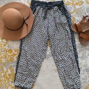 Flowy AE Capri pants